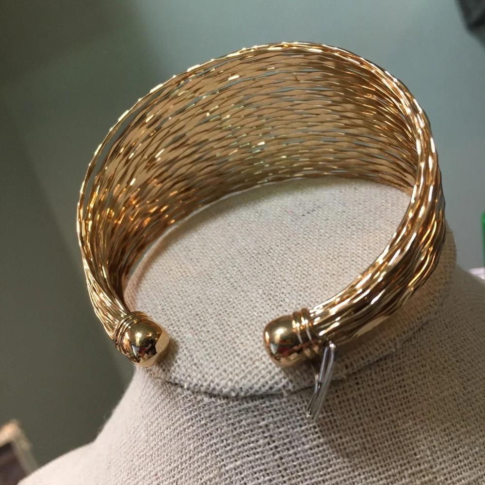 Beautiful Gold Colored Bracelet NWT - Picture 3 of 3